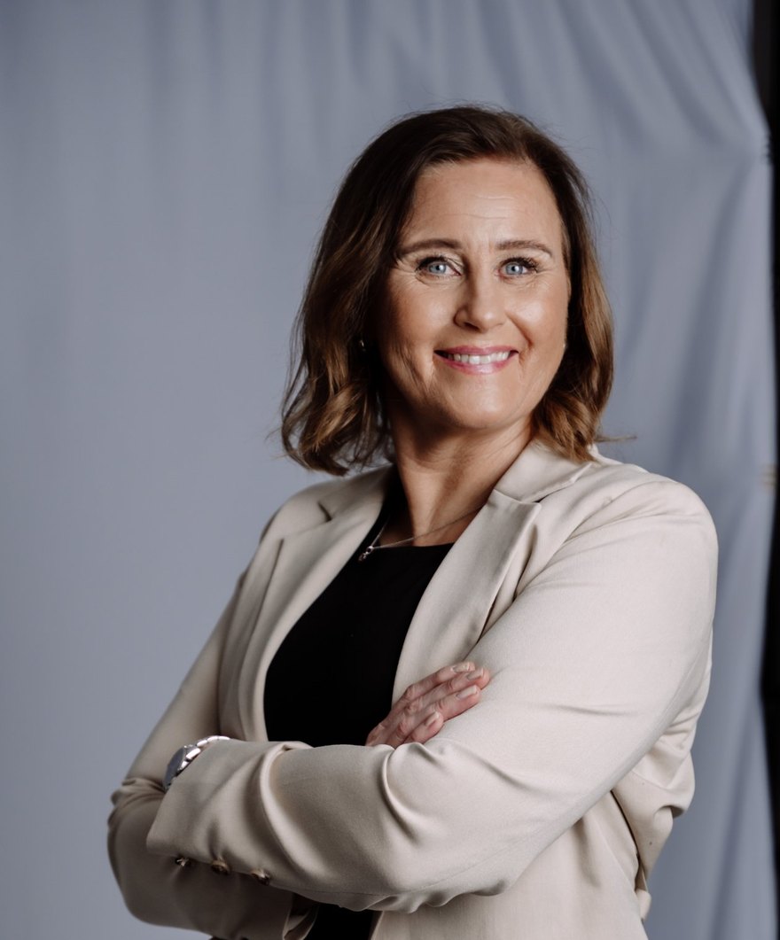 Sofia Åseborn i beige kavaj, erfaren CIO och förändringsledare, Åseborn Management.